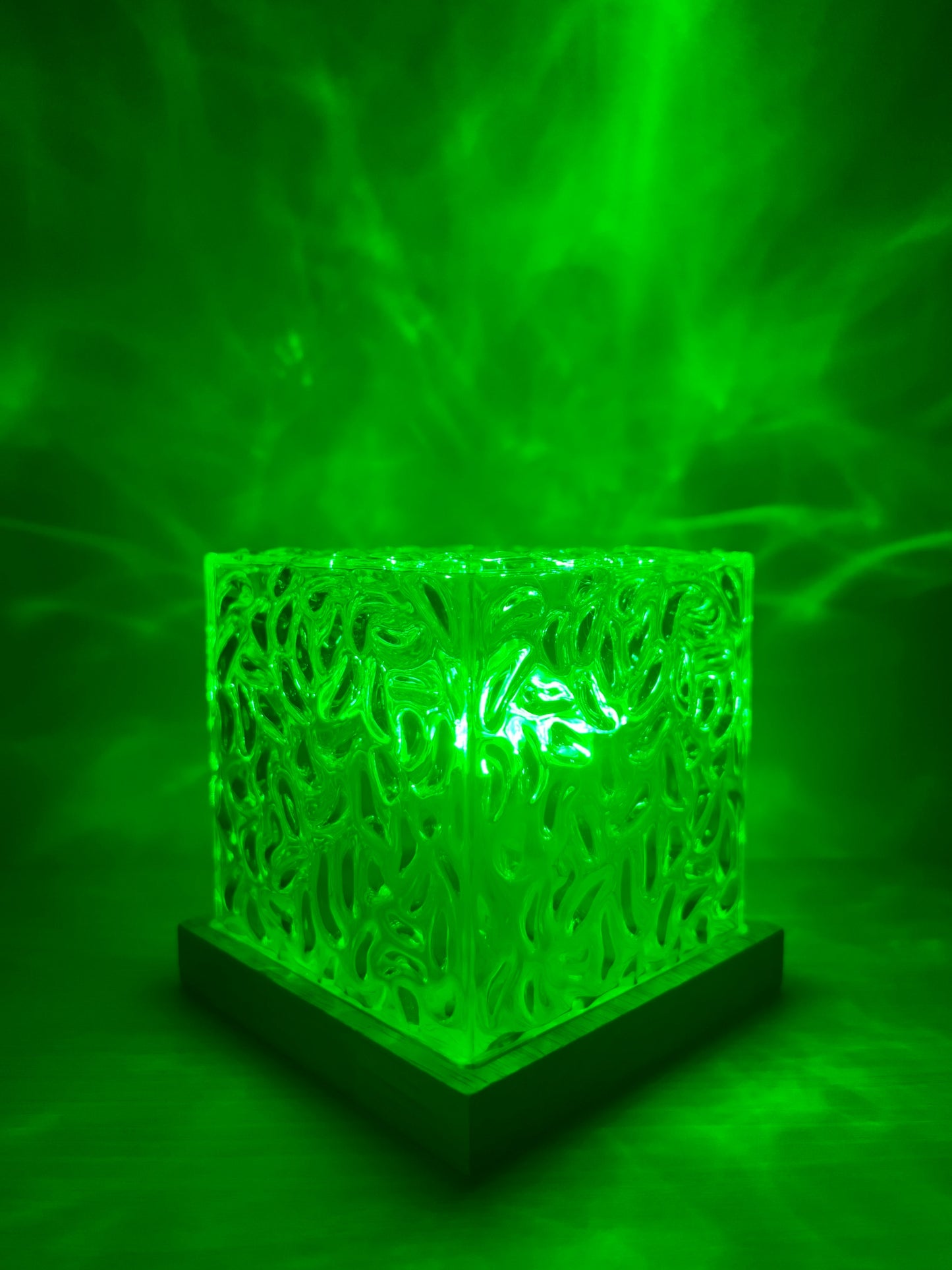 SEURICO™ 16-Color Rotating Water Cube Lamp – A Progressive Light Show for Your Home